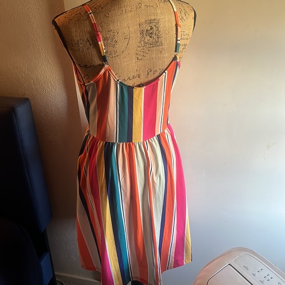 Woman’s summer dress, with stripes. Adjustable straps and with pockets. - Picture 4 of 4